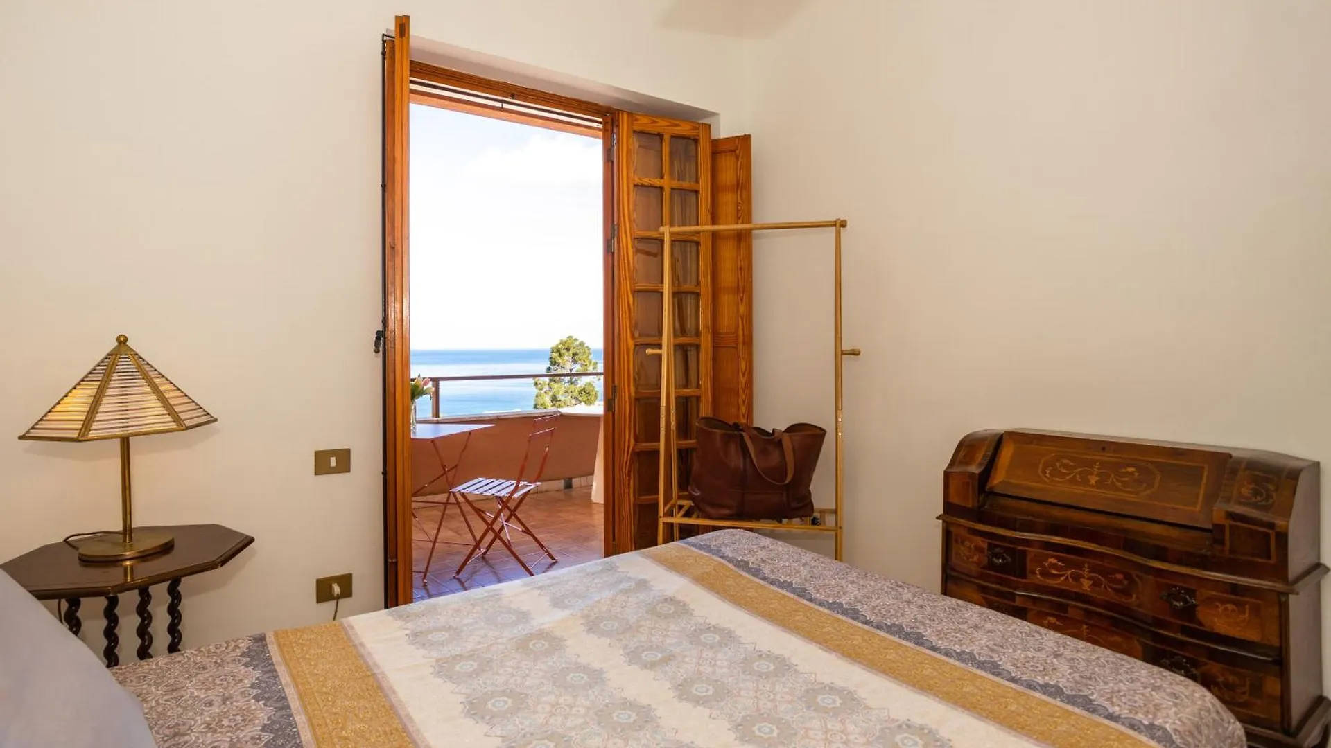 Villa Nel Verde Sul Mare, Mondello, Palermo 0*,